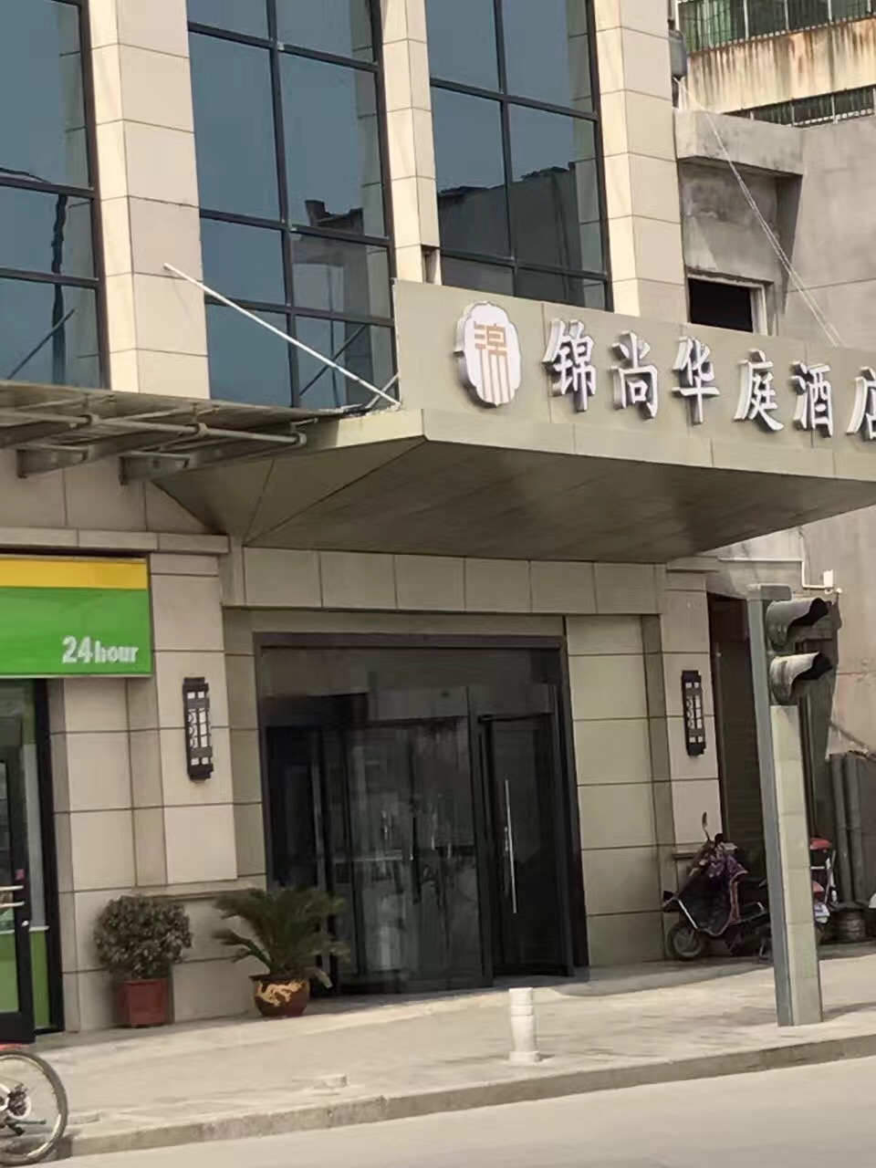長安區(qū)中旋轉門，玻璃幕墻成功安裝完畢